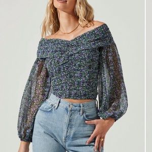 ASTR Long Sleeve Off The Shoulder
Center Cinched Top Floral Sz M NEW